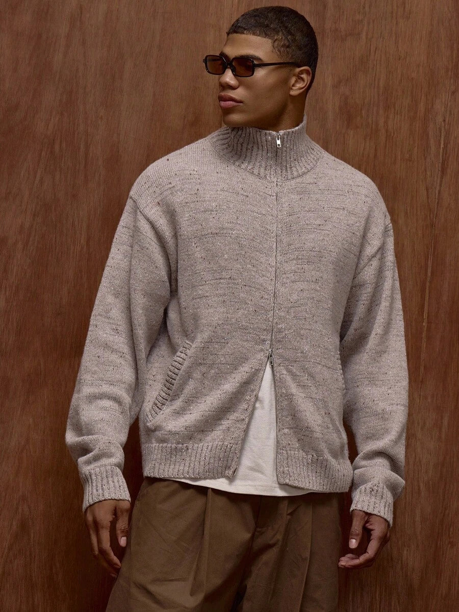 Zipperet strikket sweater med stående krave og mønsterdesign.