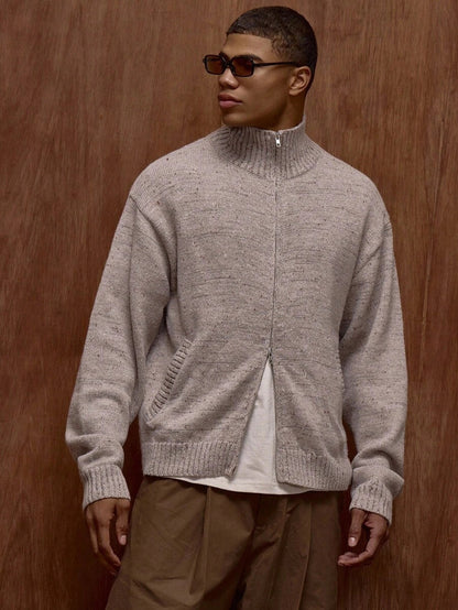 Zipperet strikket sweater med stående krave og mønsterdesign.