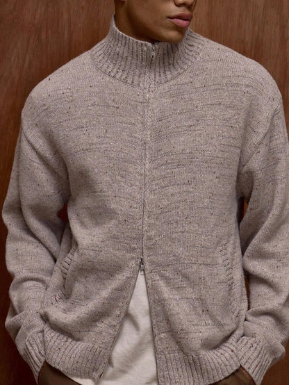 Zipperet strikket sweater med stående krave og mønsterdesign.