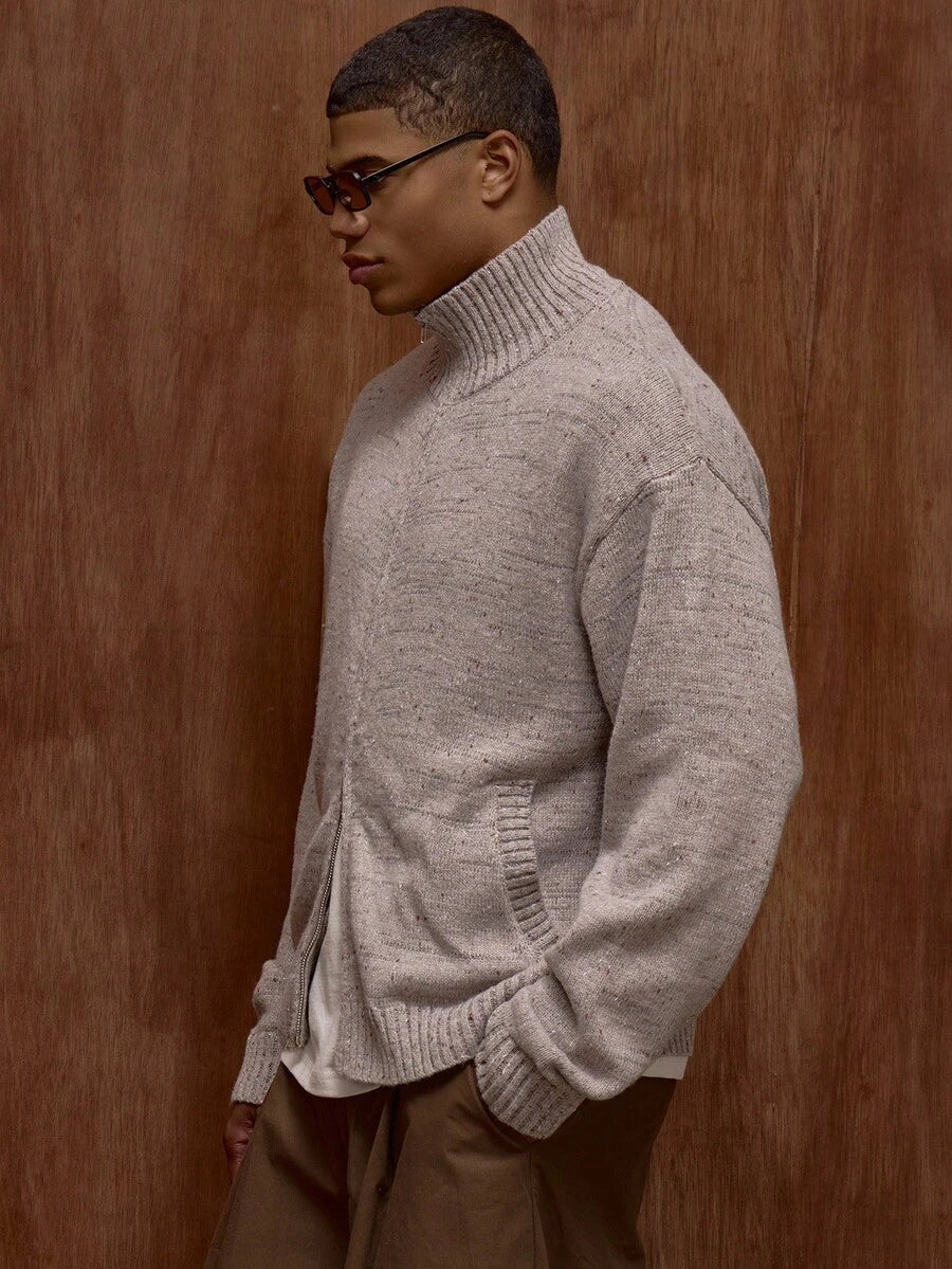 Zipperet strikket sweater med stående krave og mønsterdesign.
