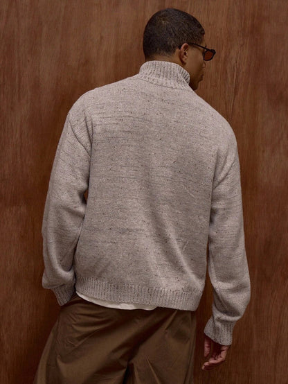 Zipperet strikket sweater med stående krave og mønsterdesign.