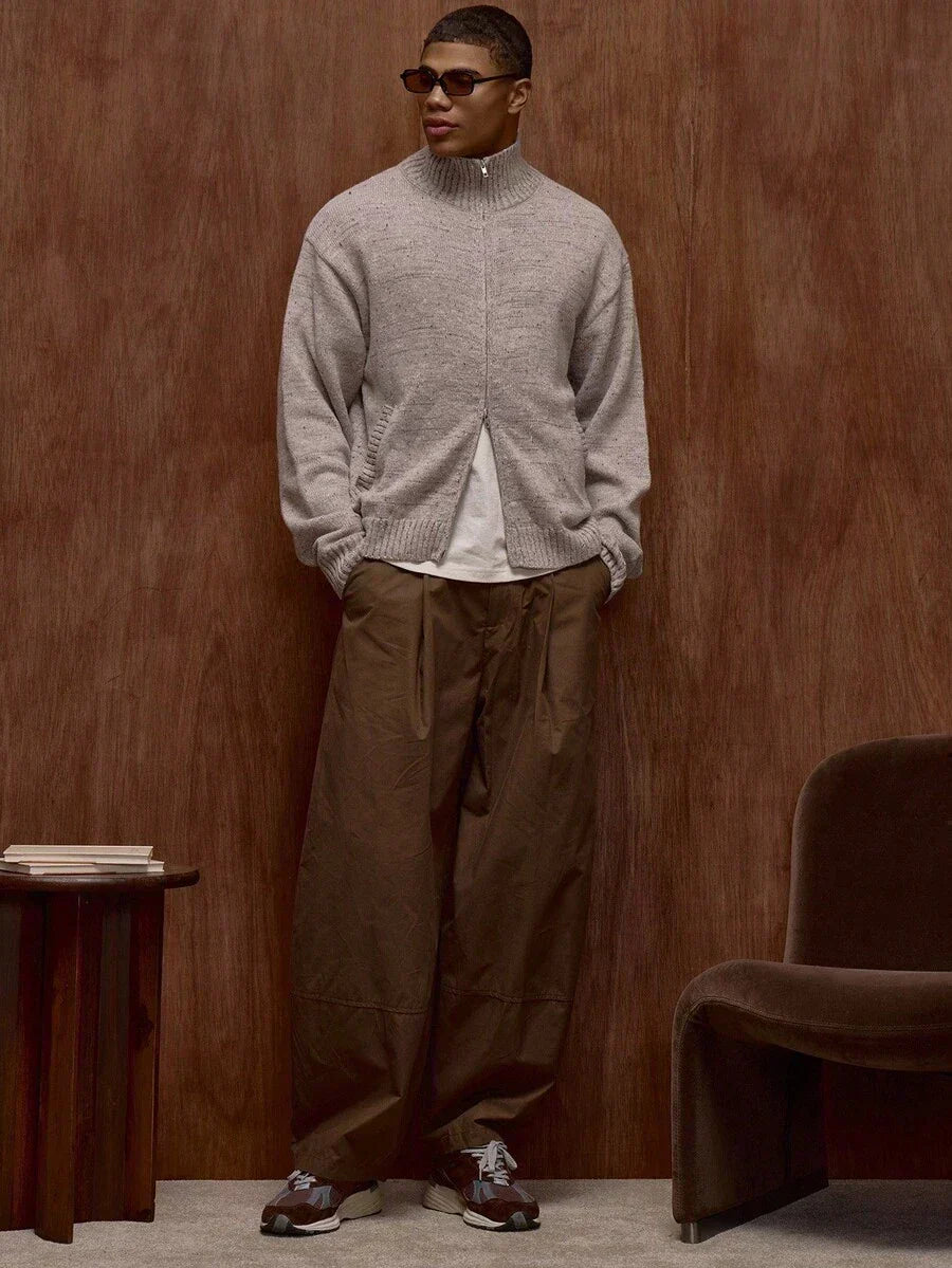 Zipperet strikket sweater med stående krave og mønsterdesign.