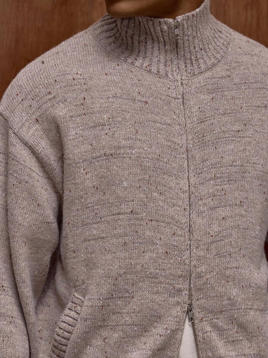 Zipperet strikket sweater med stående krave og mønsterdesign.