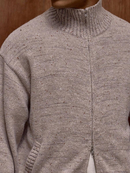 Zipperet strikket sweater med stående krave og mønsterdesign.